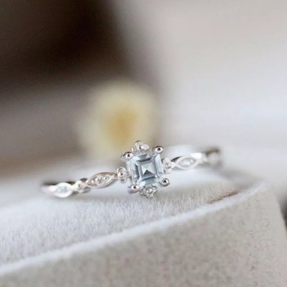 Delicate sterling silver ring w/ blue topaz stone - Picture 2 of 5